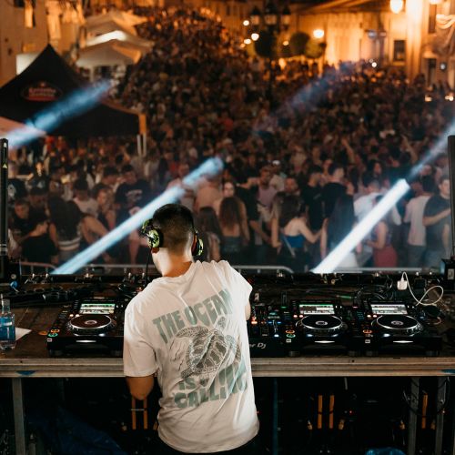 dj pinchando música en fiesta
