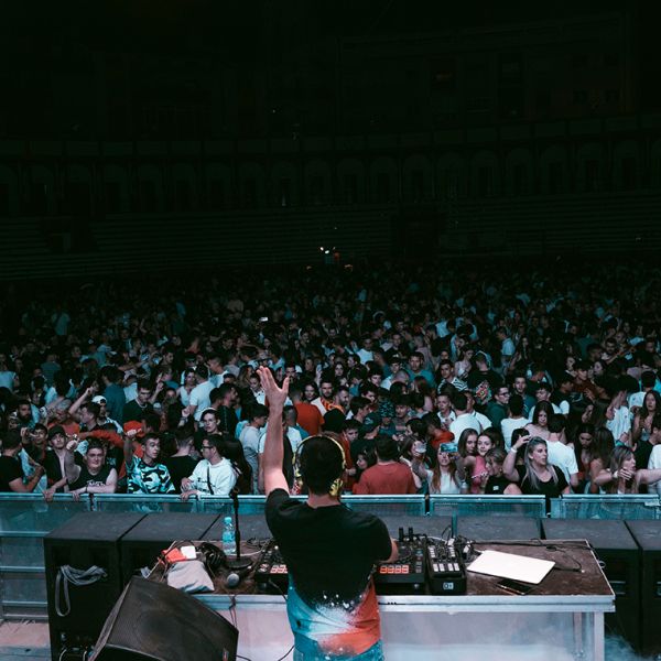 fiesta con dj en la calle