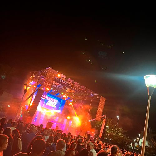 fiesta en la calle con escenario